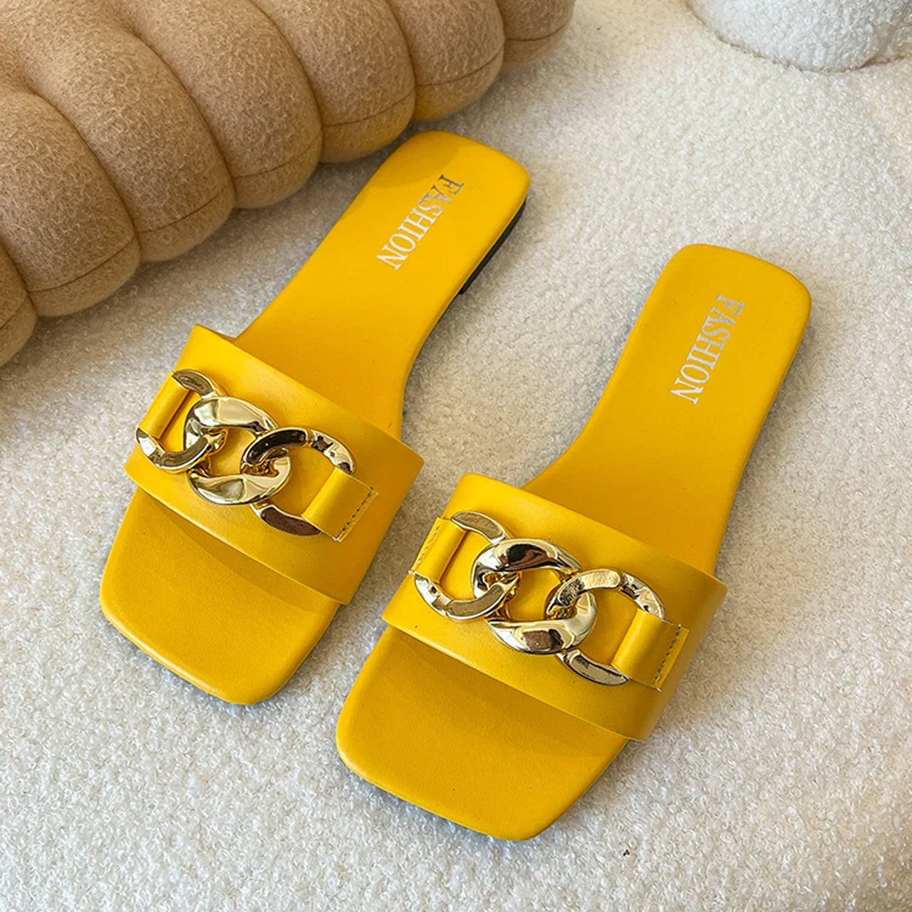 Quilted Round Lock Style Flat Sandals for Women