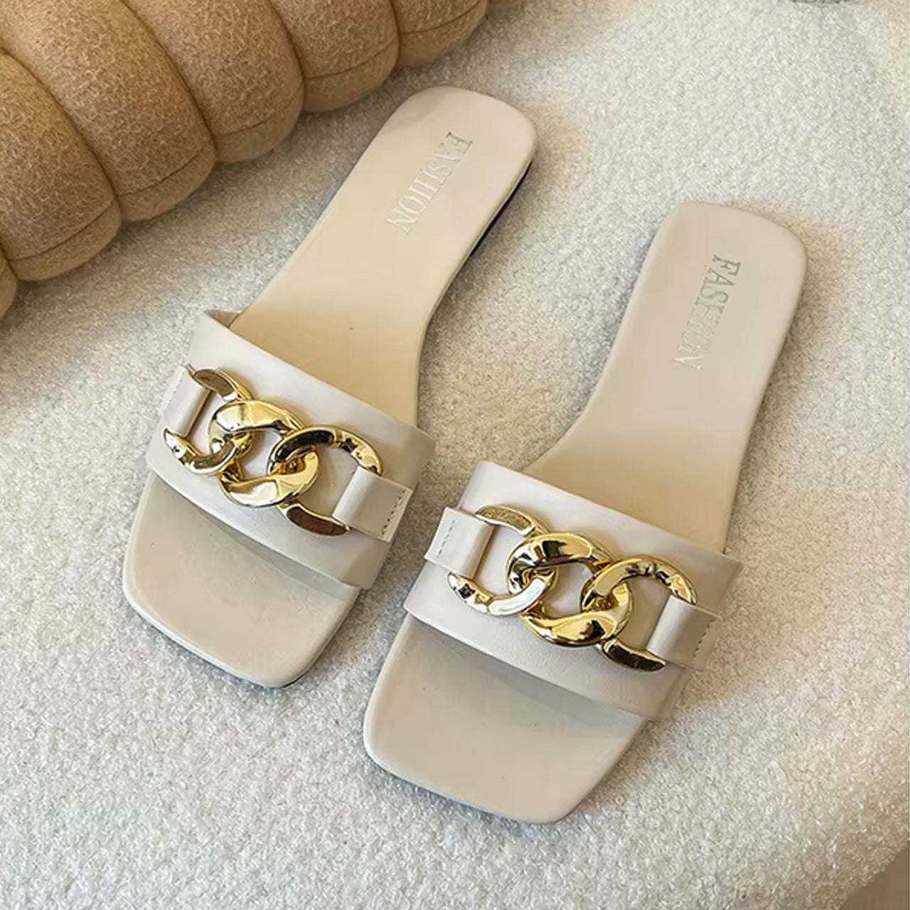 Quilted Round Lock Style Flat Sandals for Women