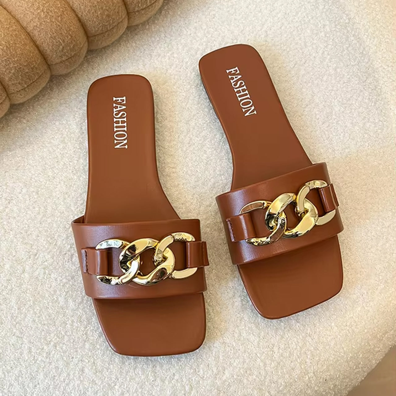 Quilted Round Lock Style Flat Sandals for Women