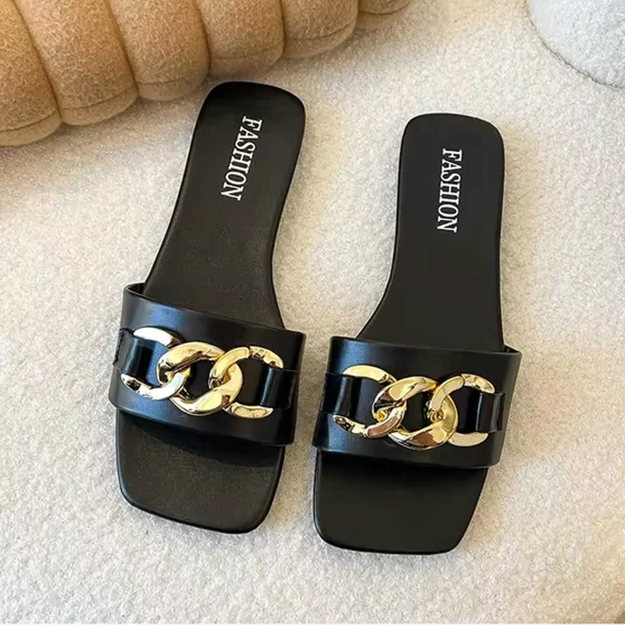 Quilted Round Lock Style Flat Sandals for Women