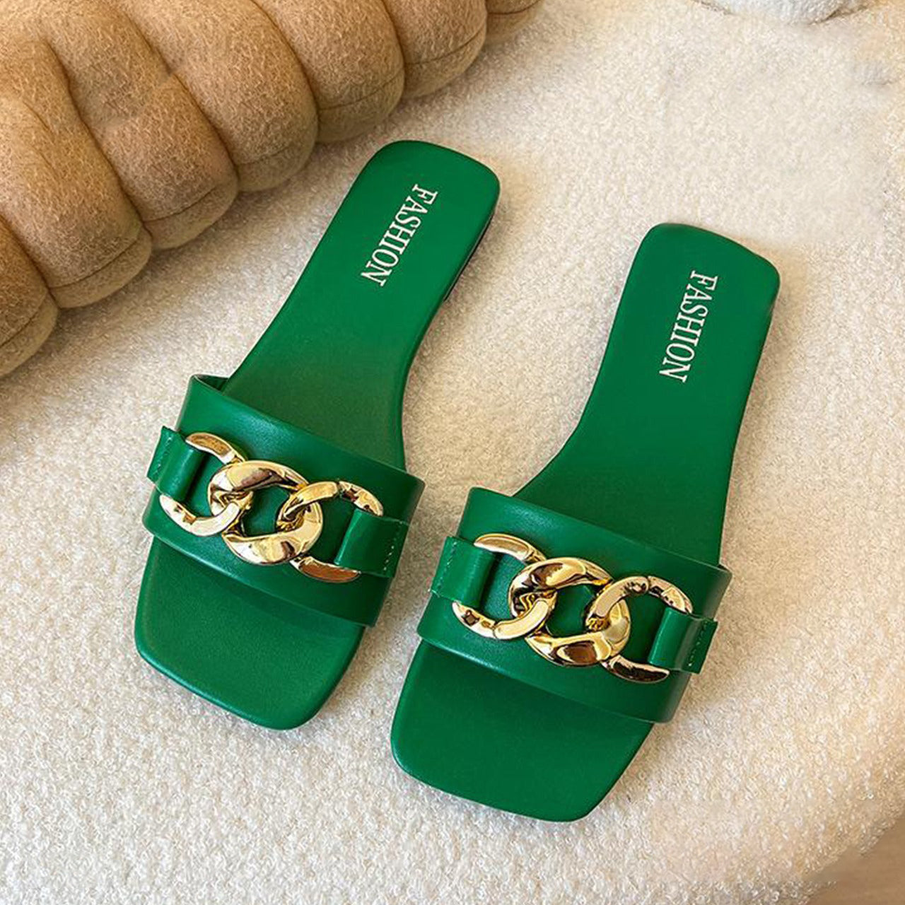 Quilted Round Lock Style Flat Sandals for Women